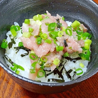 マグロ皮のかき身は絶品！　「ネギトロ丼」